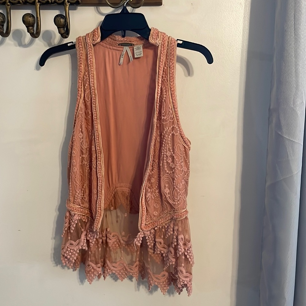 Gimmicks by BKE Peach Lace Crochet Boho Vest Sz Lg